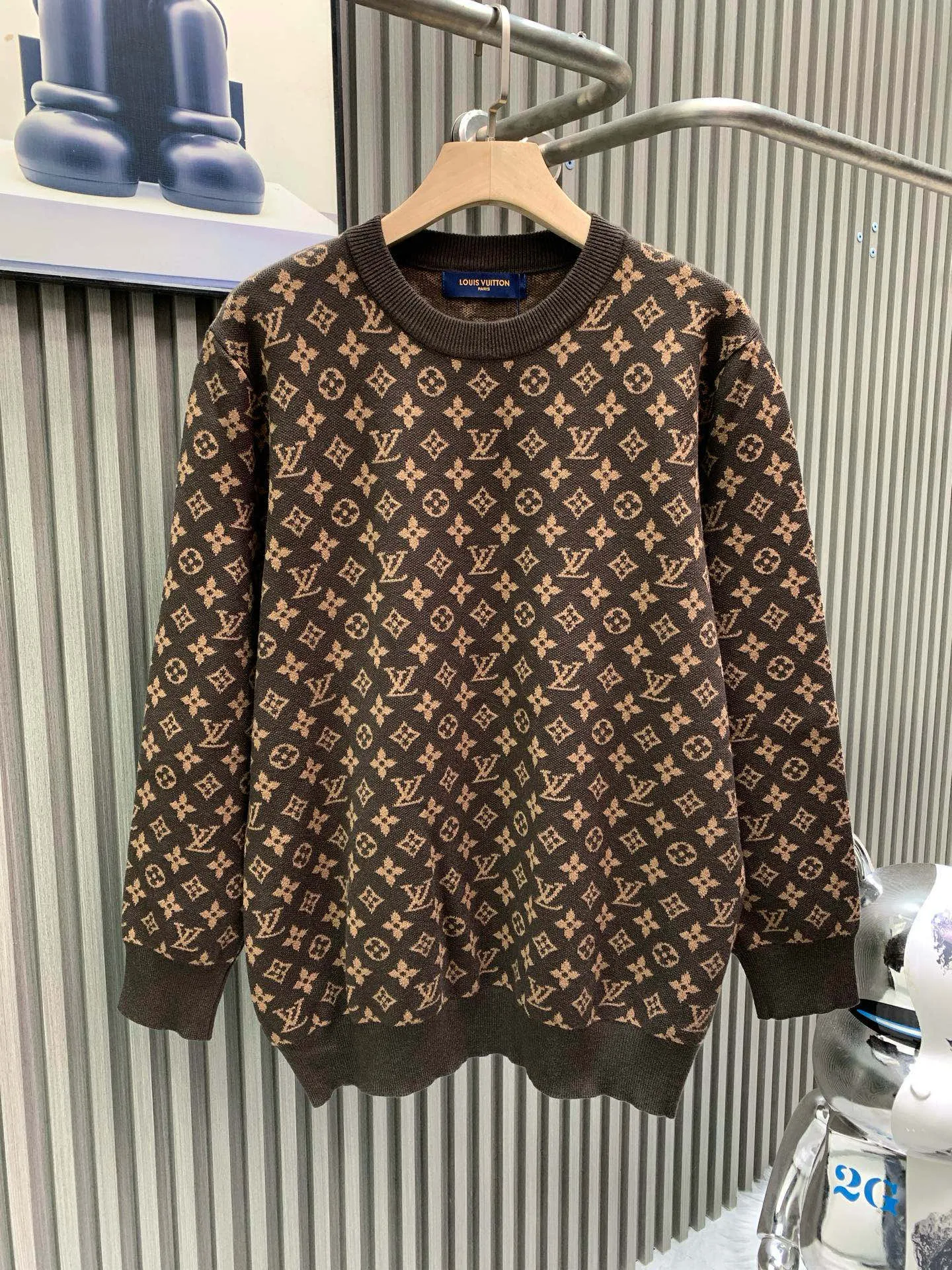 🅿️360 🀄️ Louis Vuitton SS25 new autumn products LOUIS VUITTON Louis Vuitton Logo intarsia round neck long-sleeved sweater Color-set dyed wool blended cotton yarn High weight and high density Super high quality The wool is soft, delicate and skin-friendly. It feels soft and silky. The hand feel is not ordinary. All color-set dyeing high weight cotton yarn ensures no color difference and adopts four-hole knitting method. Tight and textured, durable and non-deforming, not prone to pilling. It has a soft and warm comfort. It doesn’t stick to the body when worn alone. It’s absolutely perfect. Classic presbyopia elements. Three-dimensional heavy jacquard craftsmanship on the sleeves. It’s absolutely amazing. It can be all produced on imported looms. The details are clearly visible. The details are full. The details are mastered. Challenge the market currency. Not afraid of random comparisons. The upper body effect is very good. No matter how you match it, it looks high-end and elegant. The sense of luxury is so versatile. A must-have for both men and women🉑️
